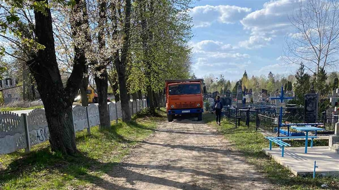 На кладовищах провели благоустрій і очистку від сміття: просять не робити стихійних смітників