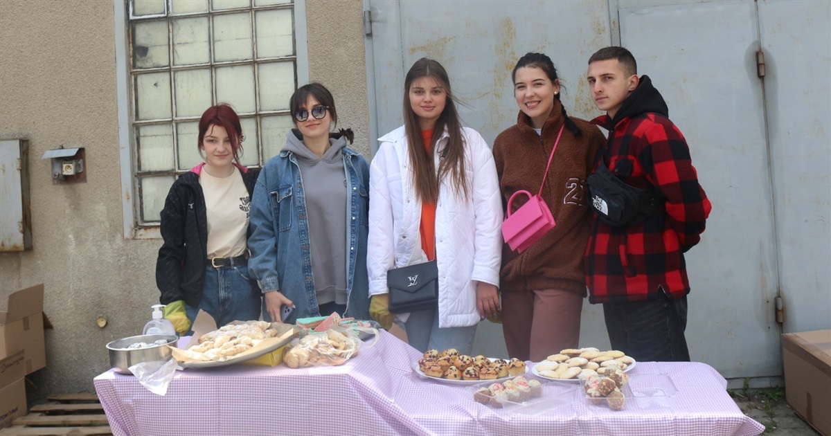 У Старокостянтинові дівчата-волонтерки пригощають солодощами переселенців