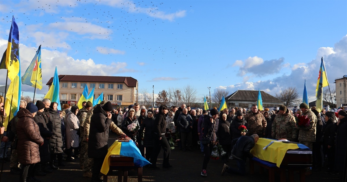 У Сарнах попрощалися із загиблими захисниками Володимиром Антонічем та Іваном Зозюком