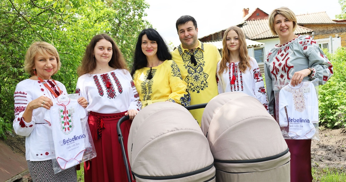 Перша двійня року: у День вишиванки новонародженим жмеринчанам подарували вишиванки