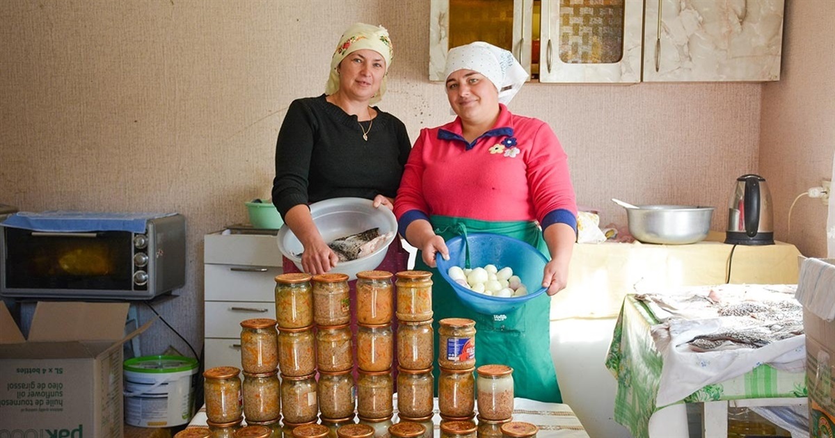 Солдатська каша, паштети, рибні консерви: дві Олени з Кагарлика готують воїнам на фронт харчі