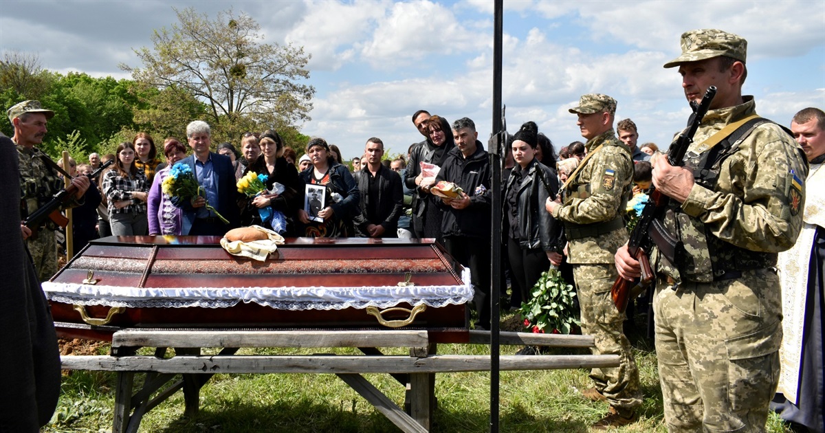 На колінах та з живими квітами браїлівчани прощалися із загиблим Героєм Артемом Полянським
