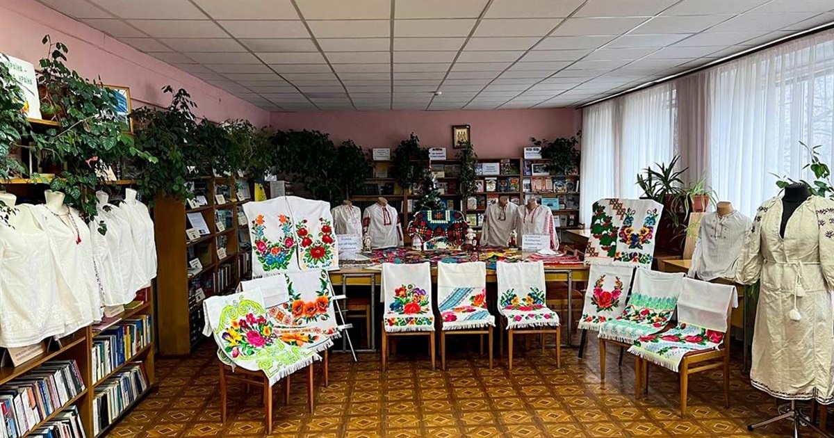 Краса барв і візерунків: у Кагарлику в Центральній бібліотеці відкрили виставку робіт вишивальниць