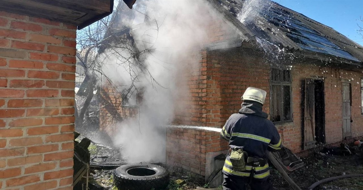 У Переяславі горіли господарська будівля та трав’яний настил