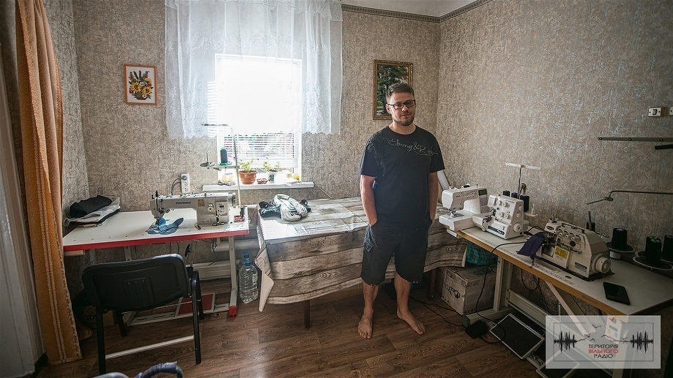 Отказался шить шевроны боевикам "ДНР" – обстреляли дом. История портного из Часов Яра