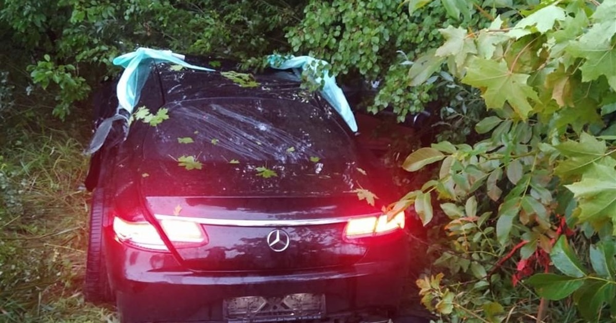На Новоград-Волинщині водійка "Mercedes" зіткнулася з колесовідбійником та травмувалася
