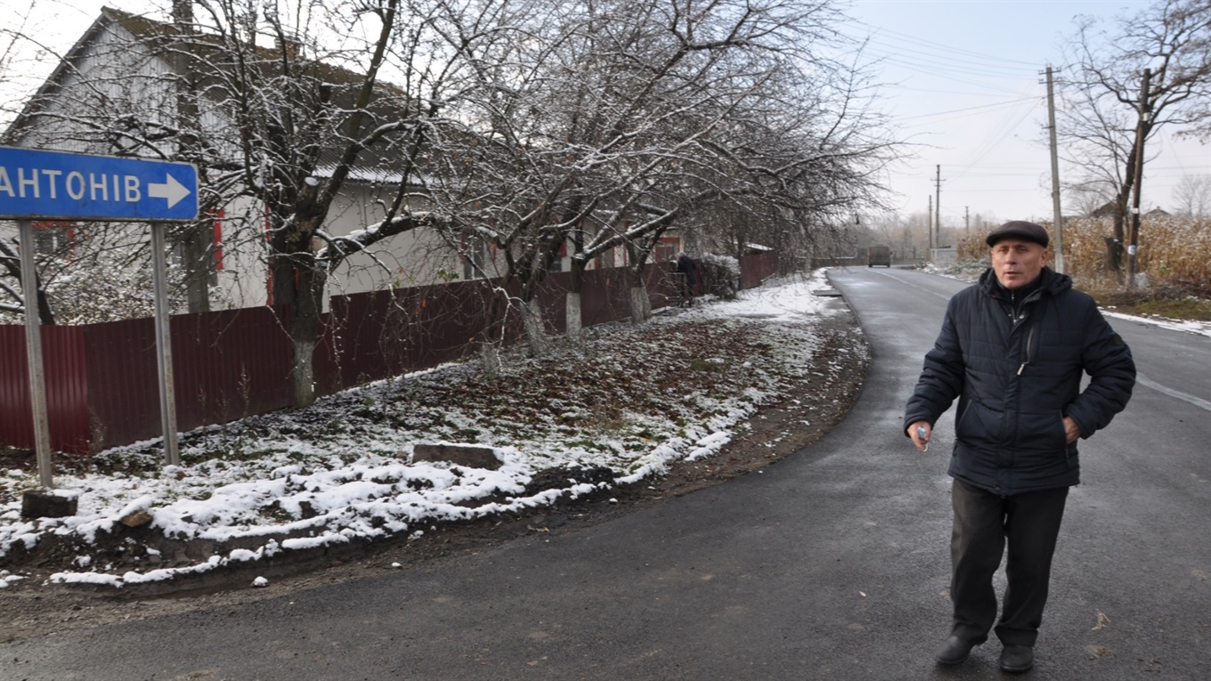 До Антонова, що на Чортківщині, заасфальтували кілометр автошляху