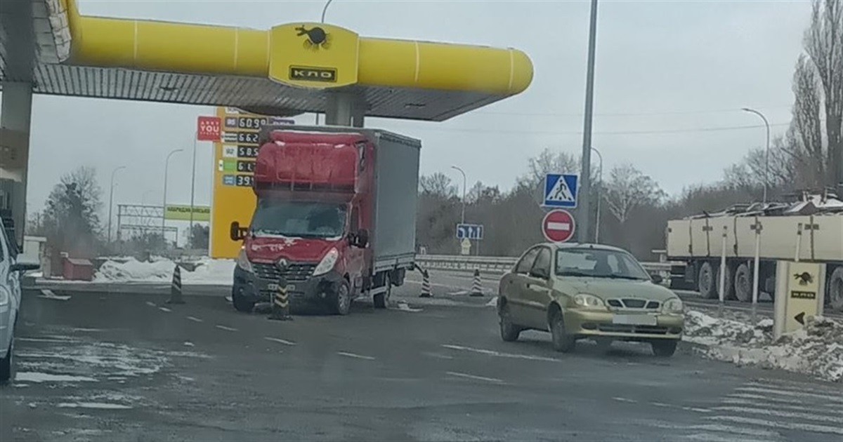 На Переяславщині водій авто в’їхав у колонку для заправки палива на АЗС: хроніка поліції