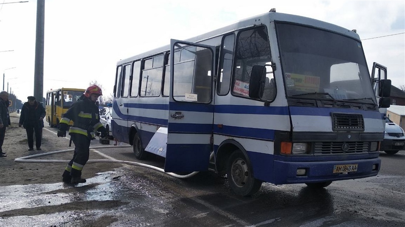 Біля Калинівки знову горів автобус