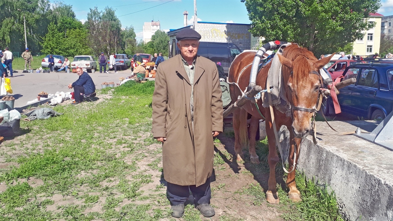 83-річний Василь Ємець зі Стовп'яг їздить підводою на недільний базар у Переяслав