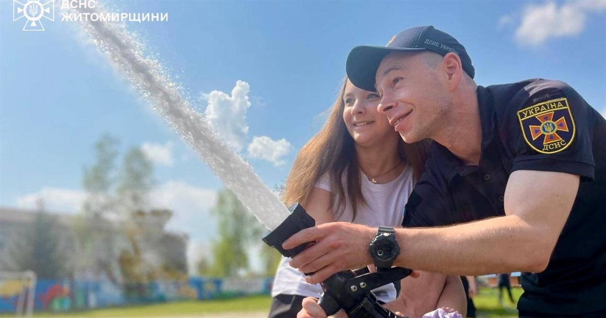 У закладах освіти рятувальники навчають дітей, як діяти при пожежі чи іншій екстремальній ситуації