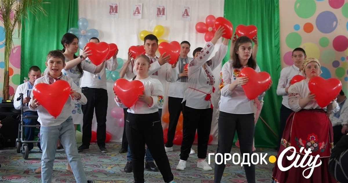 До Дня матері — з любов’ю. У Городку вихованці Центру реабілітації подарували мамам зворушливе свято