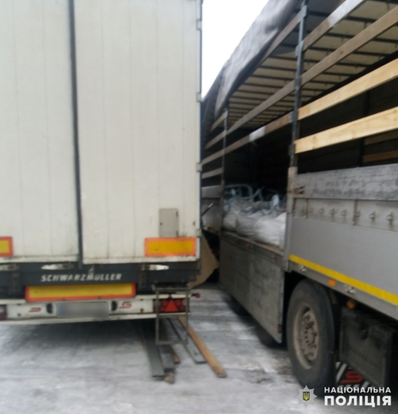 Водія вантажівки на заправці смертельно травмував вантаж