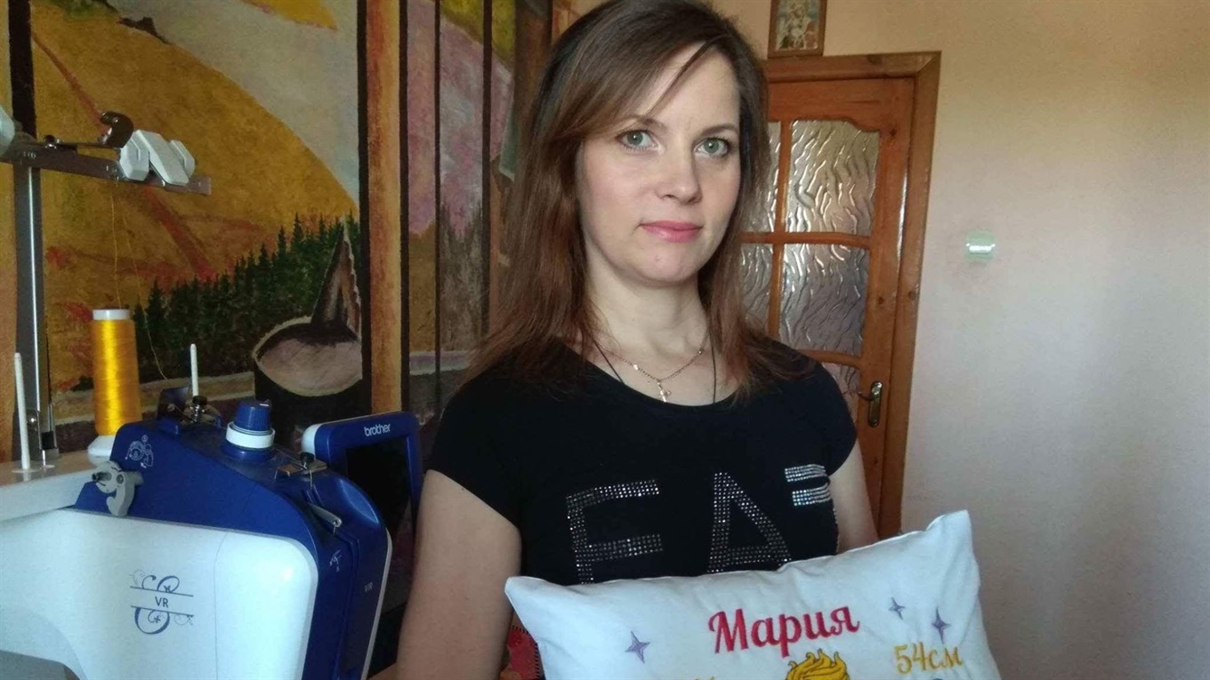 Хто і як створює авторські подушки з вишитими іменами на них? Історія Олени Кулєшової зі Слов’янська