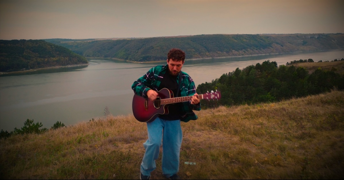 Співак зі Старобільська Сергій Летучий презентував новий кліп «Будуємо Україну Разом». Про що він