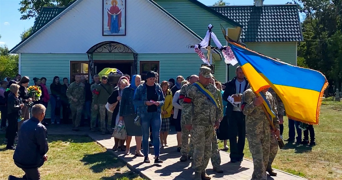 У Сарнах попрощалися із загиблим воїном: 20-річний Дмитро Смик віддав своє життя за Україну