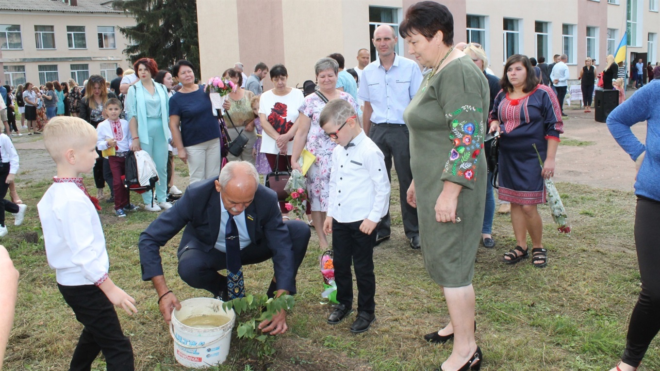 На День знань переяславські першачки садили дерева з головою громади