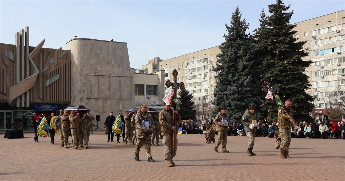 Дві труни, дві долі, одна війна: прощання із захисниками Сергієм Денисенком та Володимиром Польським