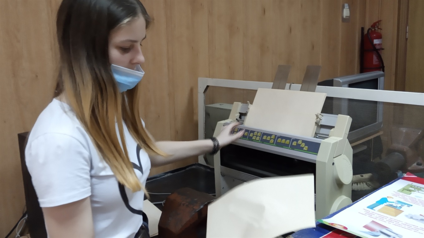 Так книги шрифтом Брайля друкують учні школи-інтернату в Слов'янську. Показуємо, як це відбувається