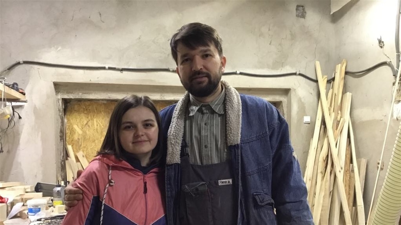 Як родина Чебаненків із Донеччини привчає працювати стоячи – за допомогою новітніх меблів