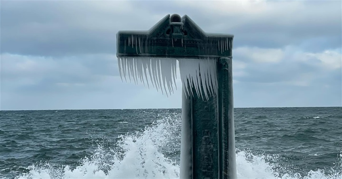 Крижана казка в Одесі. У соцмережах показали вражаючі фото з пляжу Ланжерон