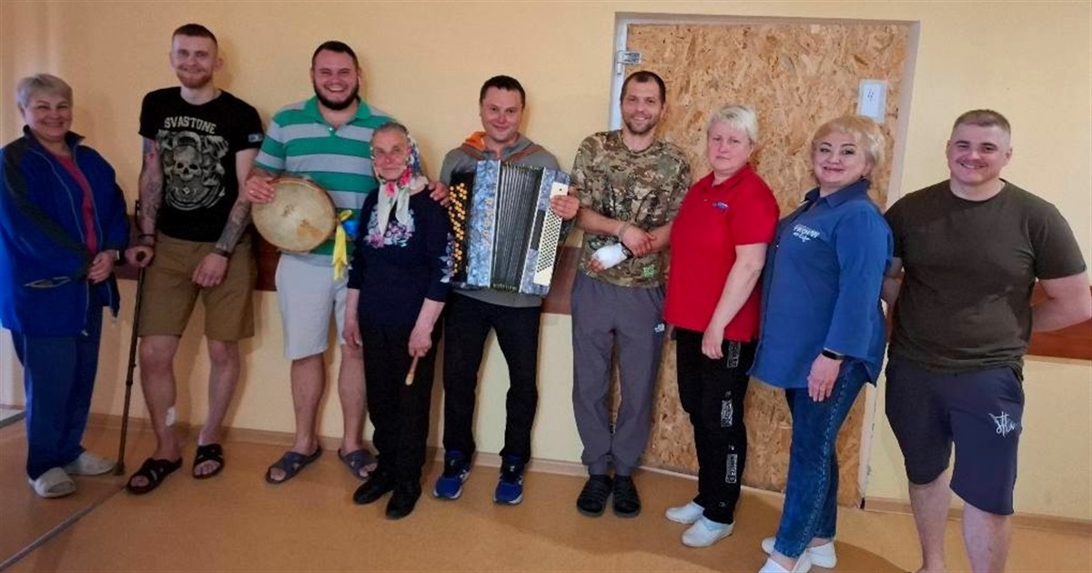 Лікують піснею і добрим словом: артисти із Студениківської громади поїхали до захисників на фронт