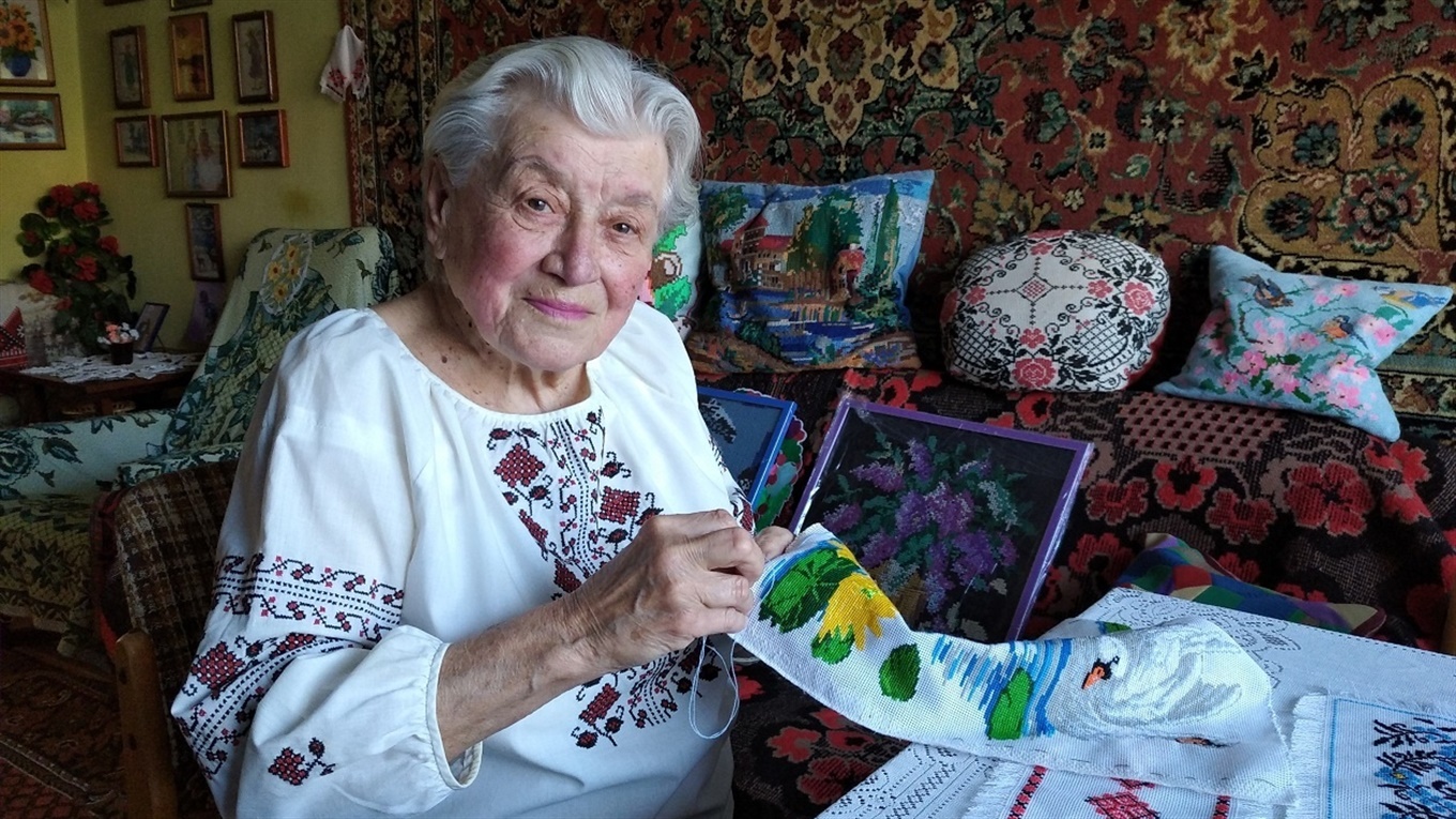 У вісімдесят два роки калинівчанка Людмила Бойко без окулярів вишиває картини і рушники