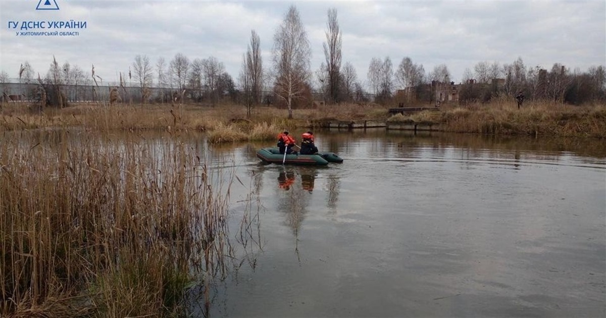 На Звягельщині рятувальники дістали тіло людини з річки