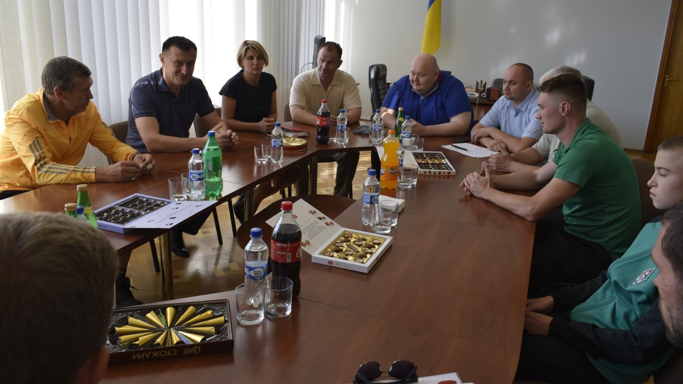 У міській раді відбулася зустріч із футболістами: планують розвиток спорту і парку