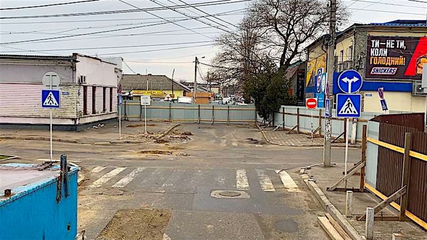 Серьезная авария в центре города: работать придется на глубине 8 метров (видео)