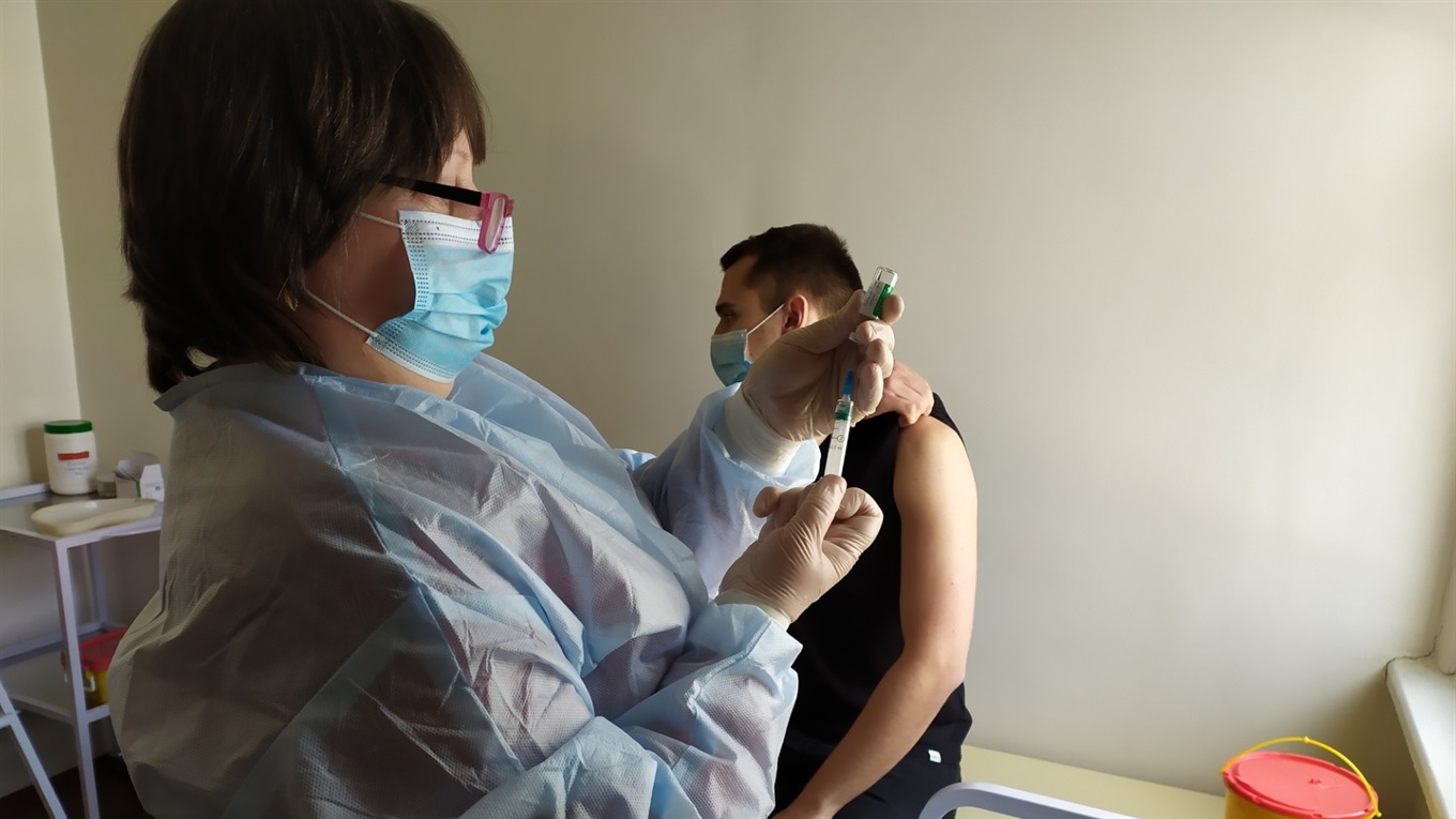 У Мені розпочали щеплення від COVID-19. Кого вакцинували першими