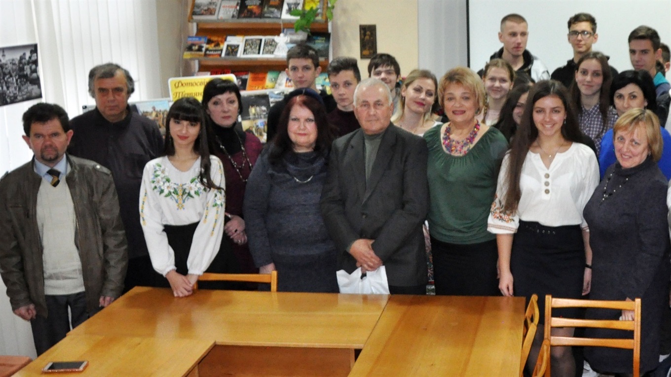 Як слово- та фотописці Майдану й АТО в книгозбірні Чорткова на люд сповідалися