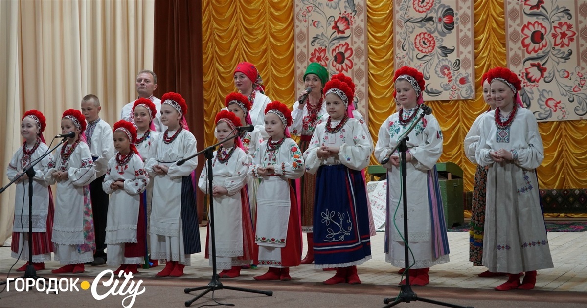 Дефіле старовинних сорочок та давно забуті пісні. Щедрик прозвітував про пошукову роботу