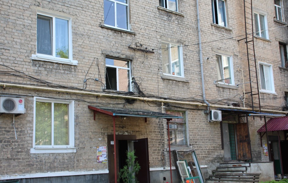 У будинках Родинського в під’їздах замінюють вікна 
