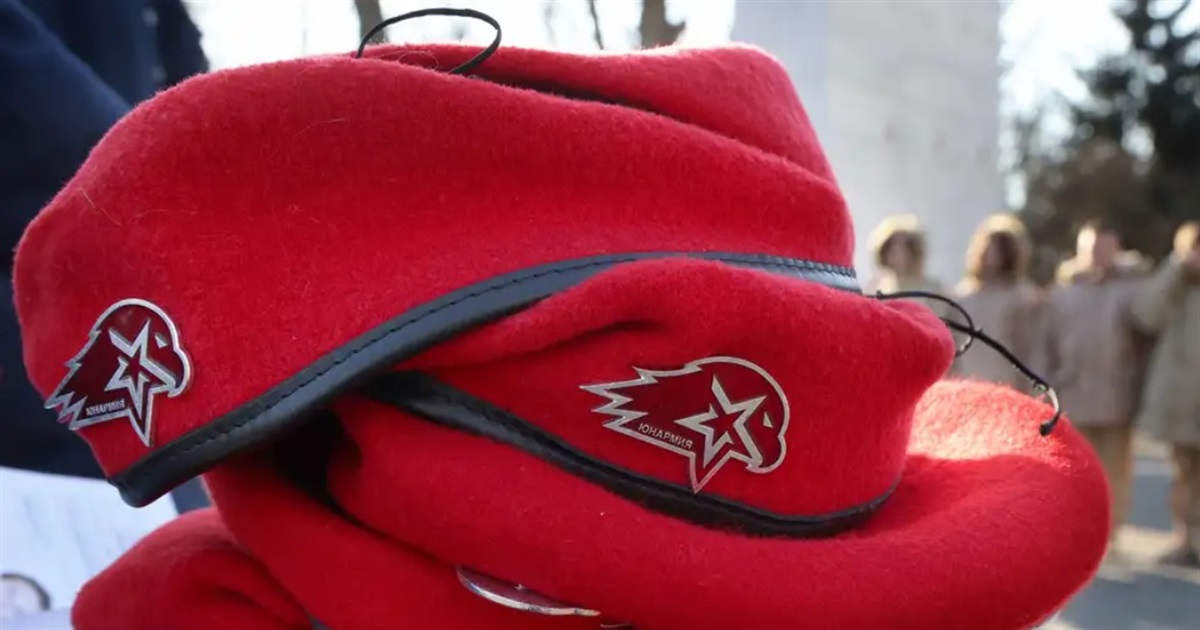 Від червоного берета до окопів. Хто на окупованій Донеччині готує дітей до війни проти України