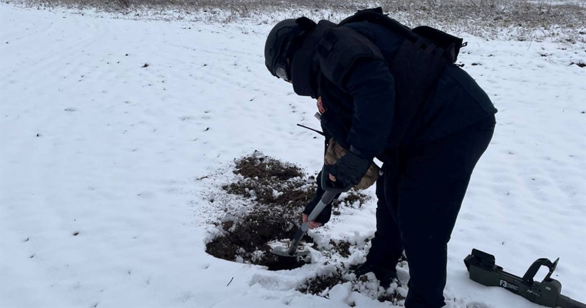 В Стриївській громаді в полі місцеві жителі виявили мінометну міну