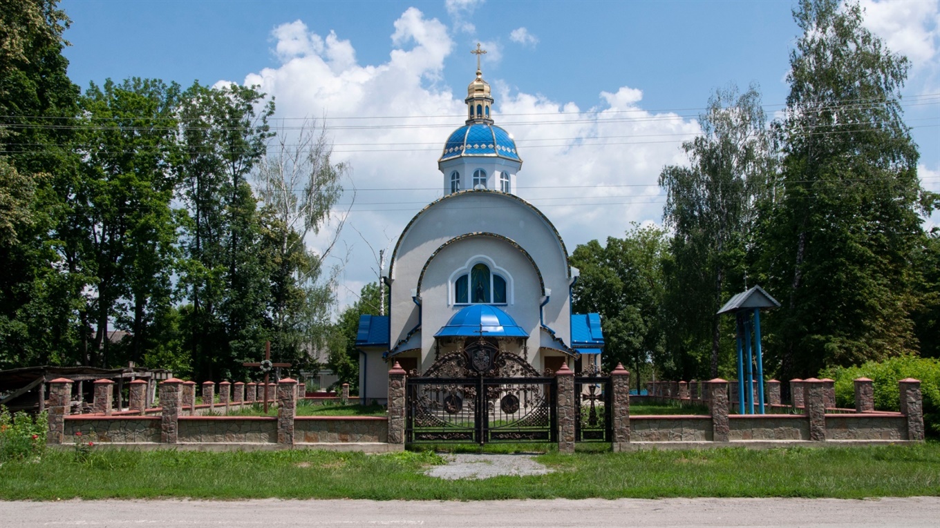 У Шманьківчиках, що на Чортківщині, в одному з храмів є унікальні ворота із символікою (+ фото)