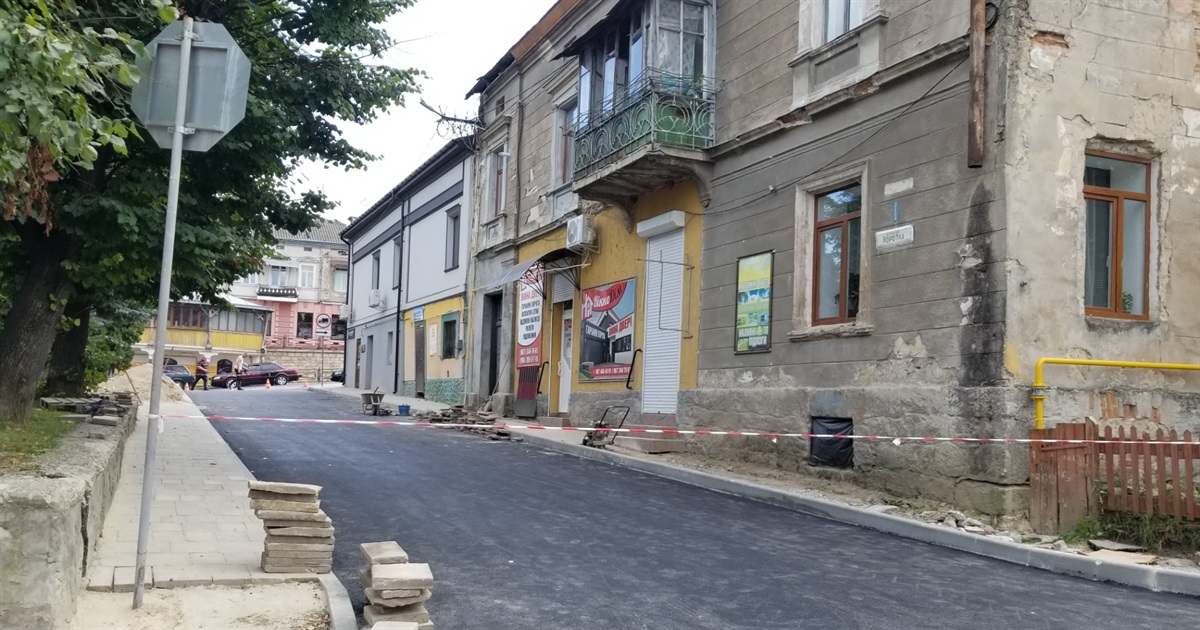 У Чорткові найкоротша вулиця міста дістала нове асфальтне покриття
