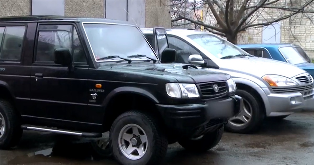 Два автомобілі передані зі Сміли допомагатимуть захисникам на фронті. Відео