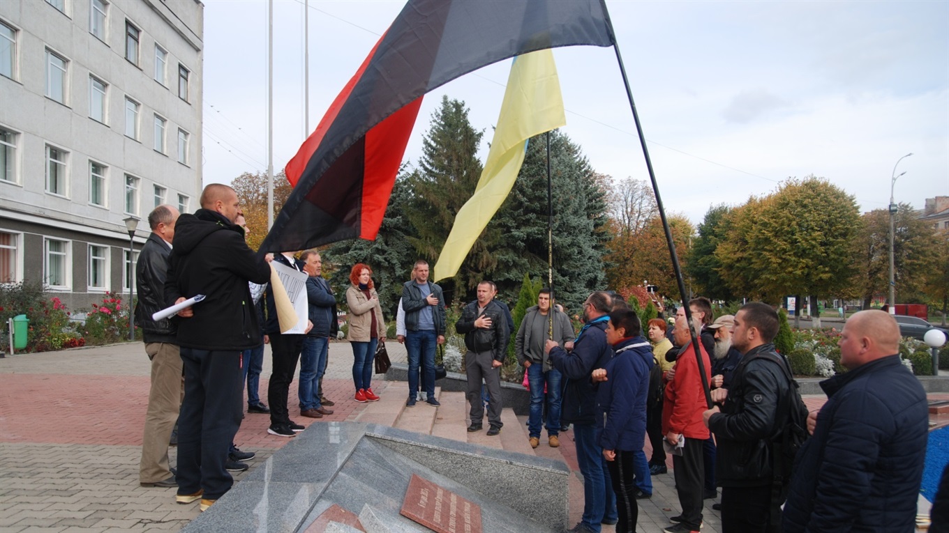 У Новоград пройшла акція протесту "Ні капітуляції"