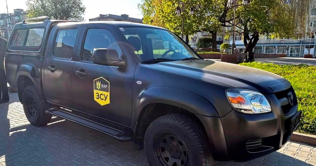 Звягель донатить на ЗСУ: військовим передали автомобільну техніку