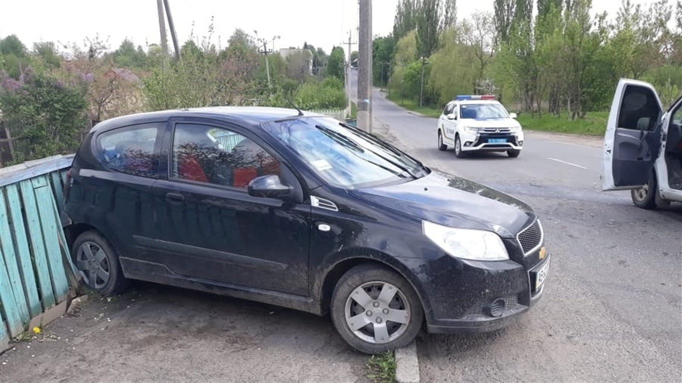Два ДТП на вулицях Жмеринки: протаранив відбійник на вулиці Шекінська і в’їхав в Mercedes