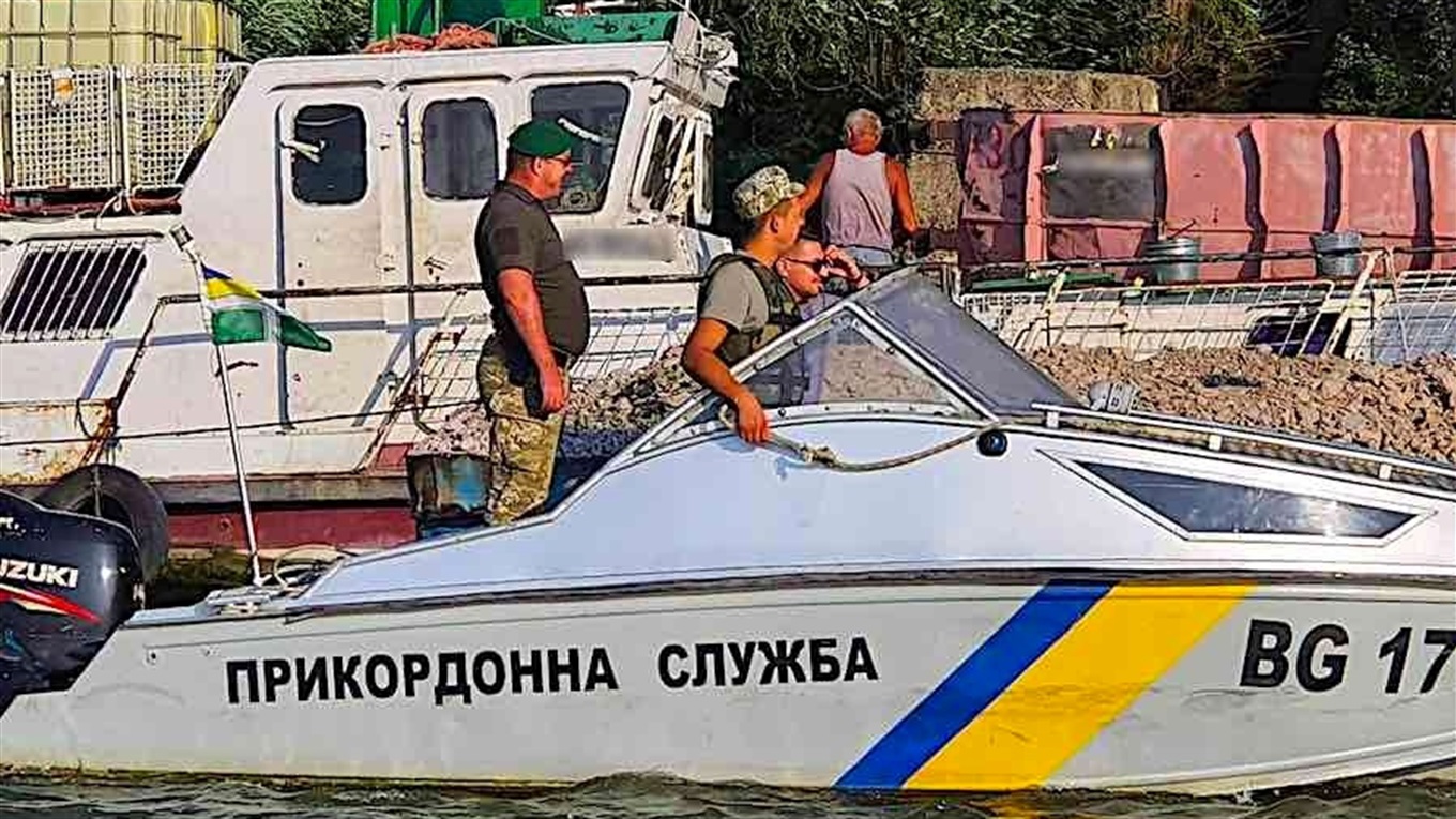 Пограничники задержали нарушителя с двумя баржами: перепутали гирло