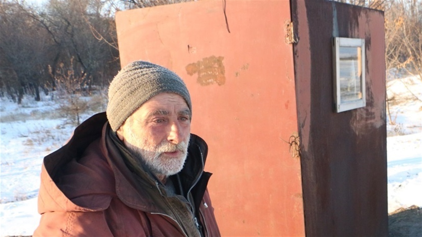 Попаснянский затворник. Как это – жить в железном контейнере возле стеллы на въезде в город?