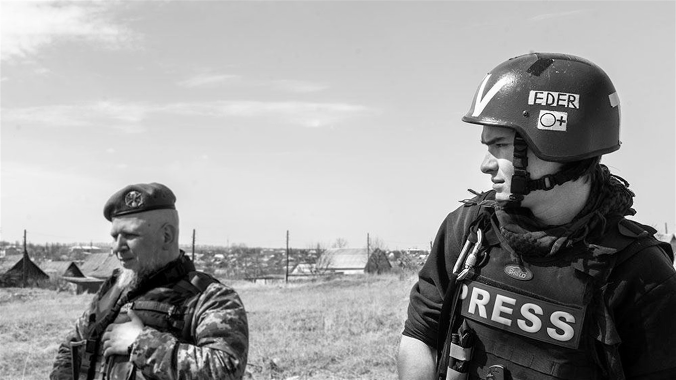 Журналист из Австралии ищет героев тысяч старых фото из Донбасса. Может, вы их знаете?