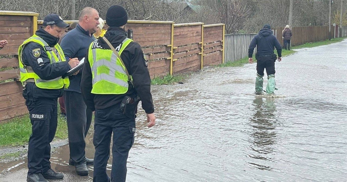 На Київщині потоп: водою розмило дамбу та затопило вулиці