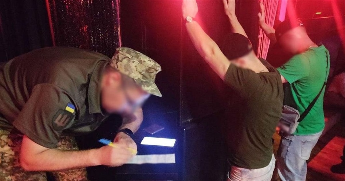 Нічна вечірка в комендантський час закінчилася повісткою до військкомату