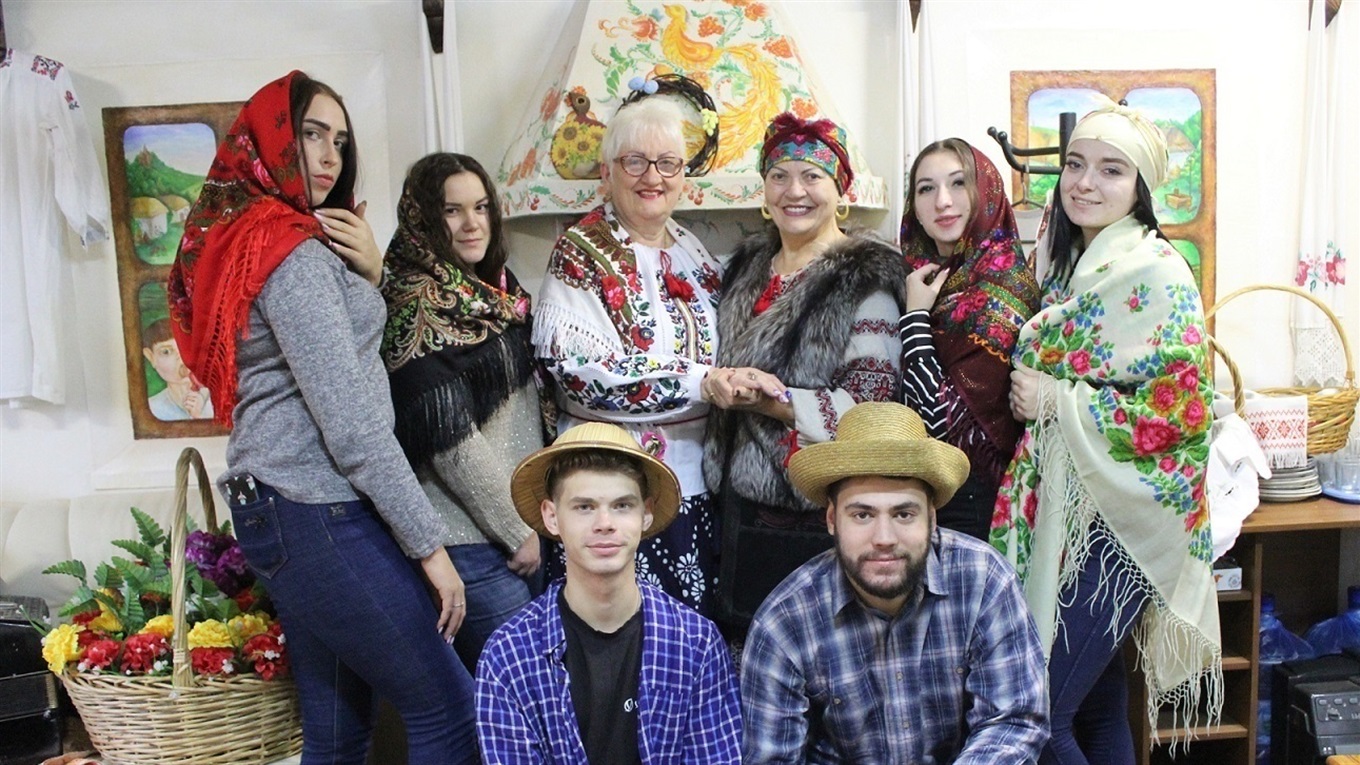 Жіночки та дівчата Мелітополя приміряли українські хустки – навіщо?