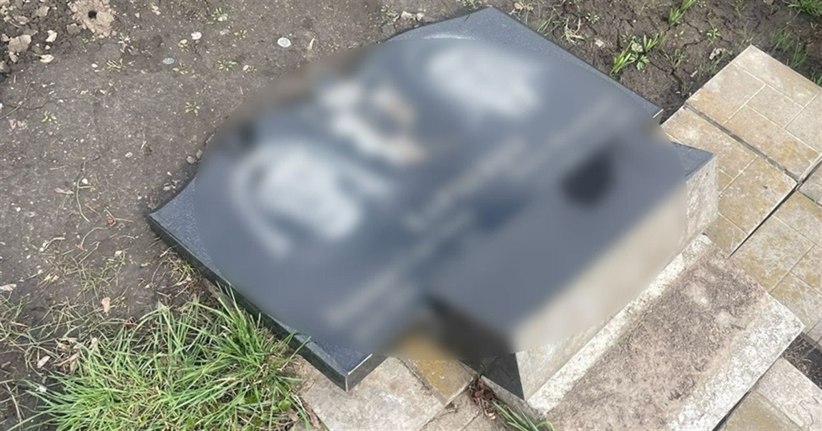 Білопільські поліцейські встановили чоловіка, який вчинив наругу над могилами