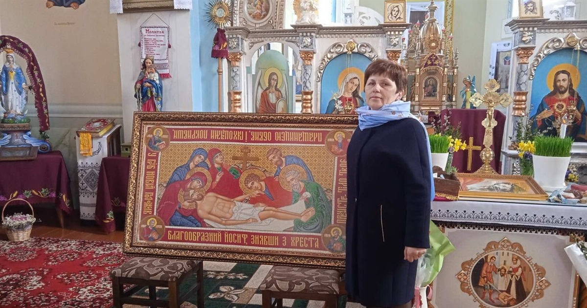 Власноруч вишиту Ісусову плащаницю вчителька з Кривенького поофірувала тамтешньому храму